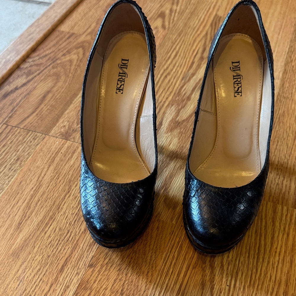 Divarese  Black Textured Leather High Heel Pumps used